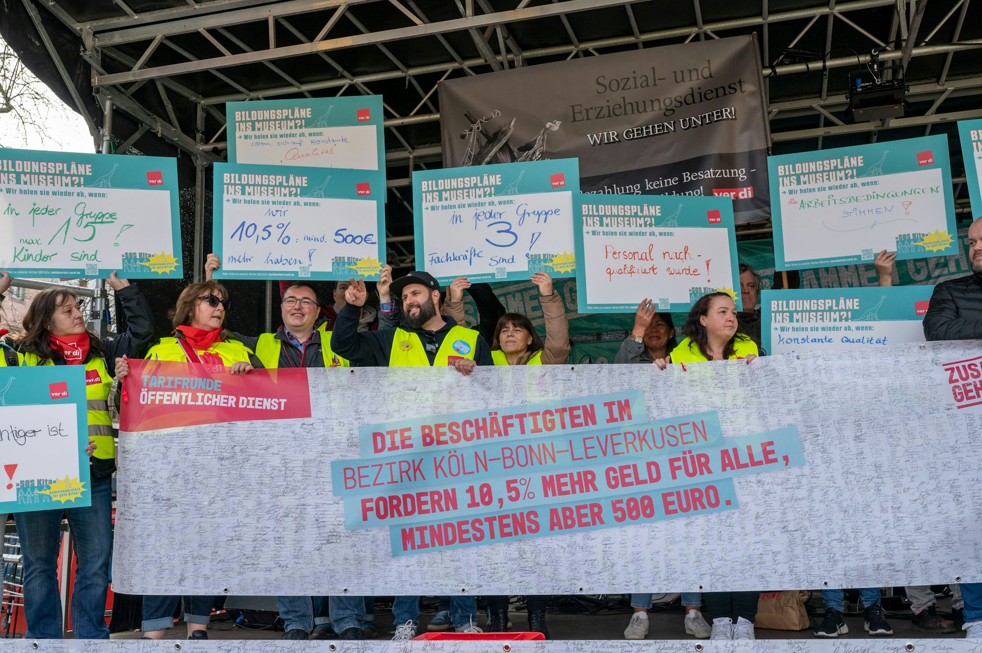 Städtische Kita-Beschäftigte demonstrieren vor dem Rathaus. Die Gewerkschaft Verdi hat zum Streik aufgerufen.