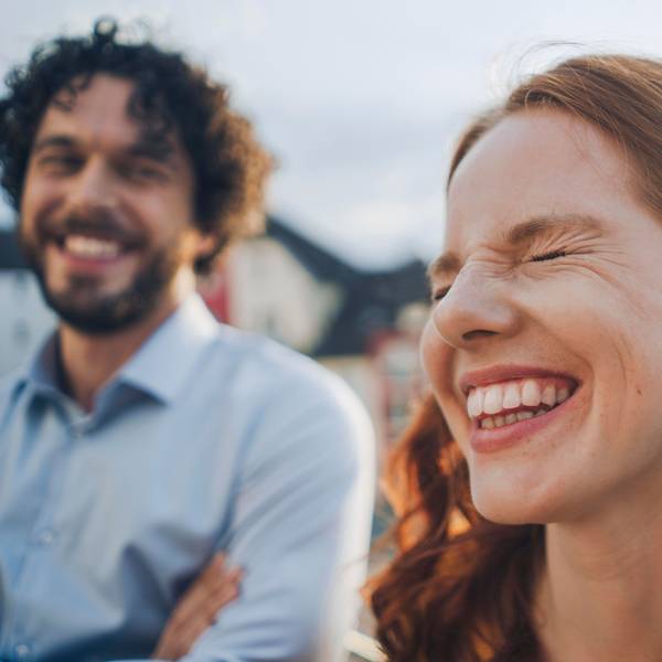 Eine Frau und ein Mann lachen und sehen glücklich aus