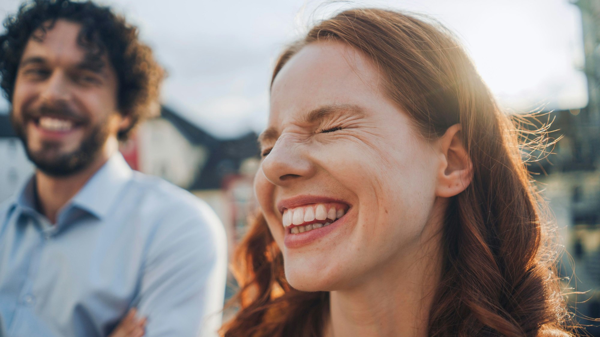 Eine Frau und ein Mann lachen und sehen glücklich aus