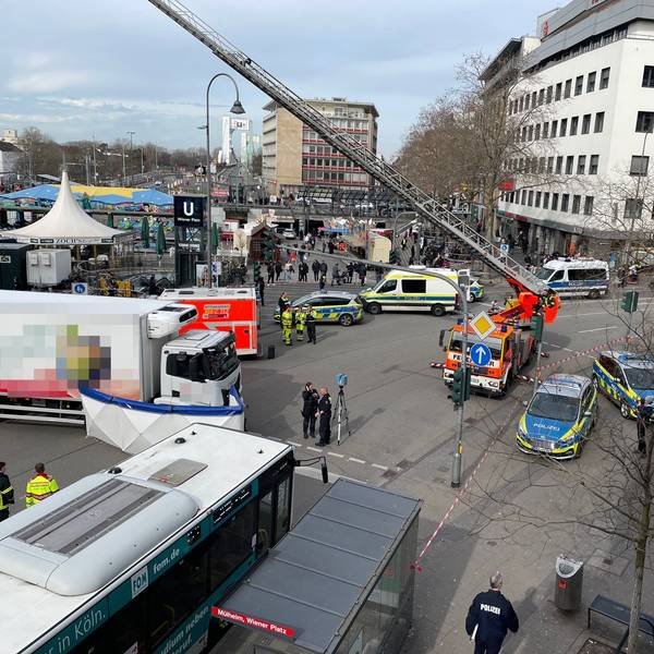 Eine Person ist nach einem Unfall in Köln-Mülheim am Freitagmorgen gestorben.