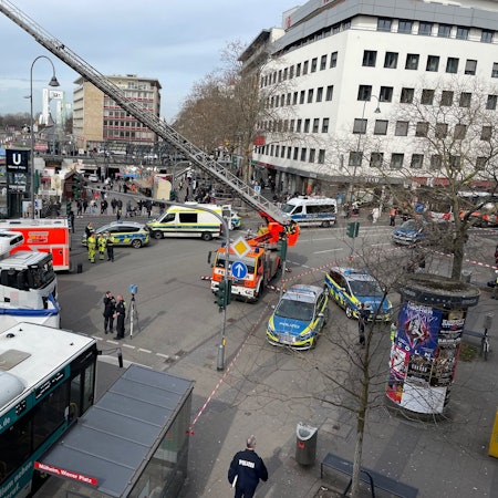 Eine Person ist nach einem Unfall in Köln-Mülheim am Freitagmorgen gestorben.
