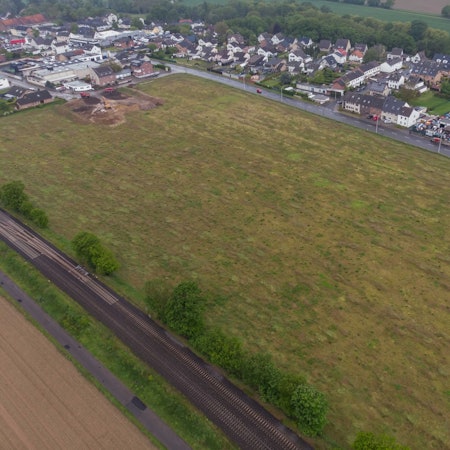 Das Luftbild zeigt die 56 Hektar große Fläche in Hausweiler, wo ein Neubaugebiet entstehen soll.