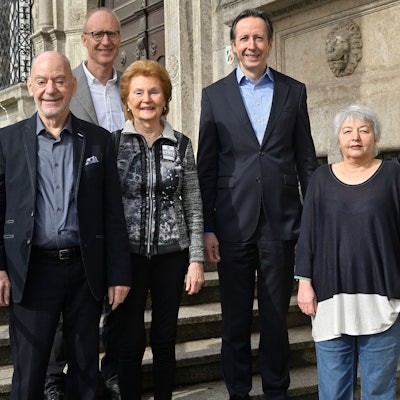 Horst Gellert, Dr. Ralph Laske, Karin Gellert (alle Gellert-Stiftung), Marc Weisener (Hahn-Gruppe) und Petra Liedmann vom Jugendamt der Stadt stehen vor einer Steintreppe.
