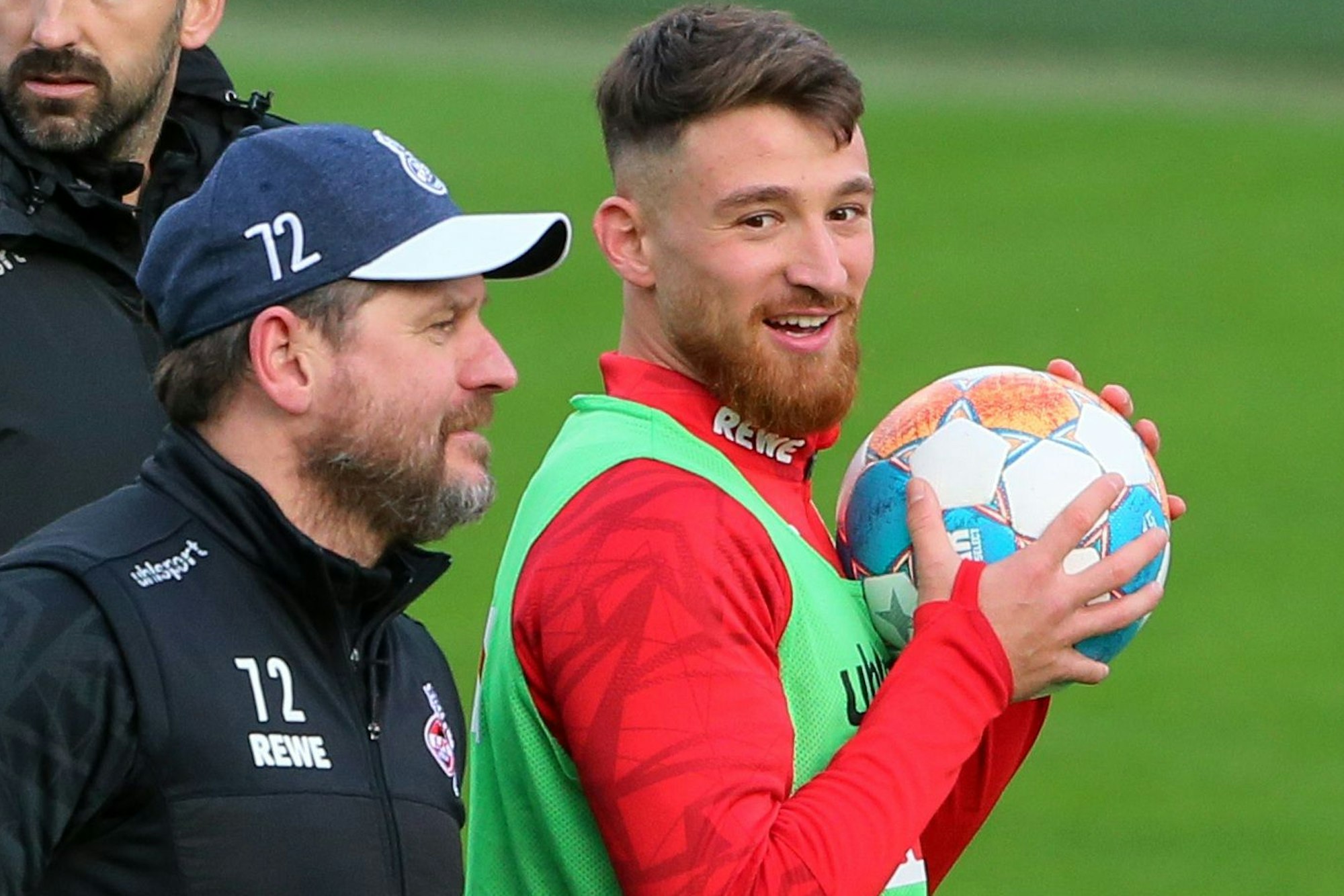 Salih Özcan (r.) und Coach Steffen Baumgart unterhalten sich während des Trainings des 1. FC Köln im Januar 2022.
