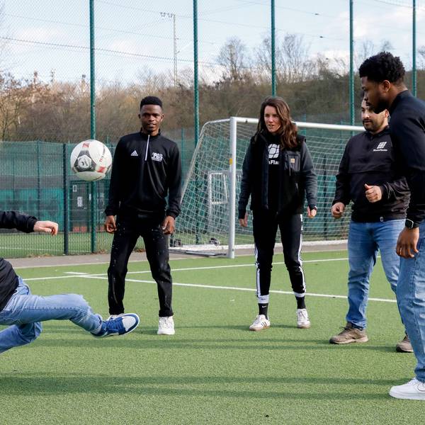 Das „Rheinflanke-Team“ trainiert auf dem Fußballfeld des ESV Olympia Köln am Gleisdreieck in Nippes.