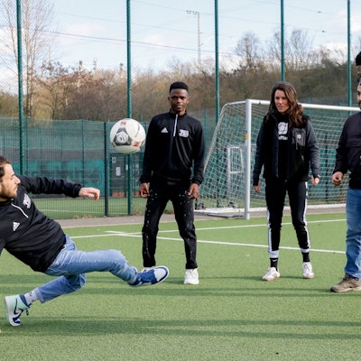 Das „Rheinflanke-Team“ trainiert auf dem Fußballfeld des ESV Olympia Köln am Gleisdreieck in Nippes.