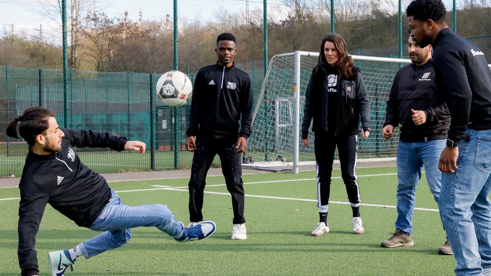 Das „Rheinflanke-Team“ trainiert auf dem Fußballfeld des ESV Olympia Köln am Gleisdreieck in Nippes.