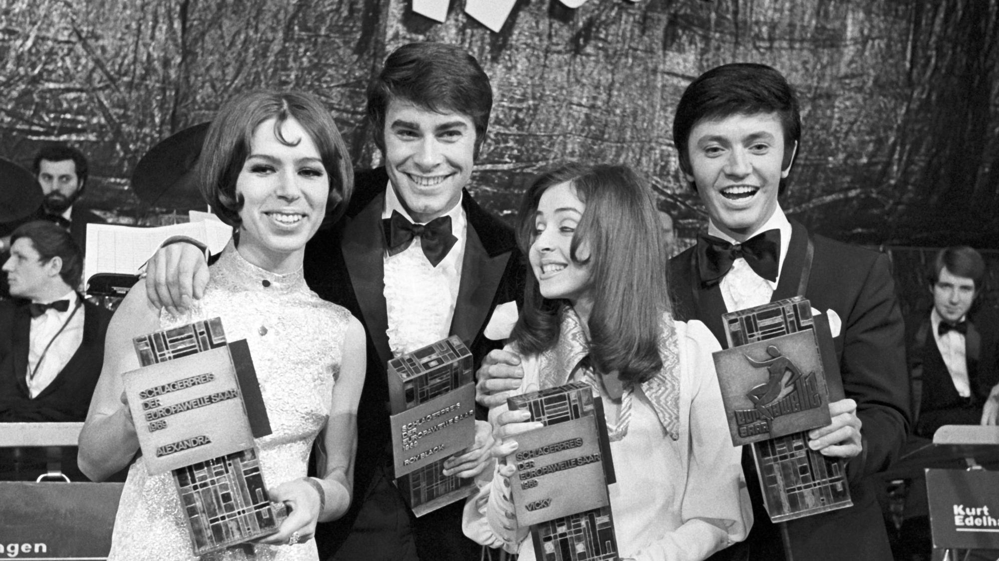 Die Preisträger (l-r) Alexandra, Roy Black, Vicky Leandros und Rex Gildo mit ihren Trophäen. Im Rahmen des Deutschen Filmballs wurde von der Europawelle Saar erstmals die Auszeichnung „Europa“ für Schlagermusik vergeben.