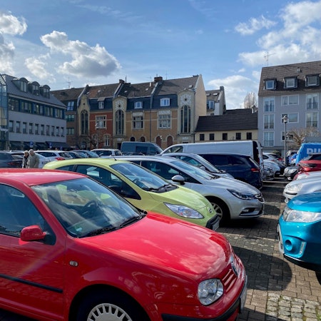 Der Belvedere dient als Parkplatz. Denkbar ist aber auch eine Bebauung.