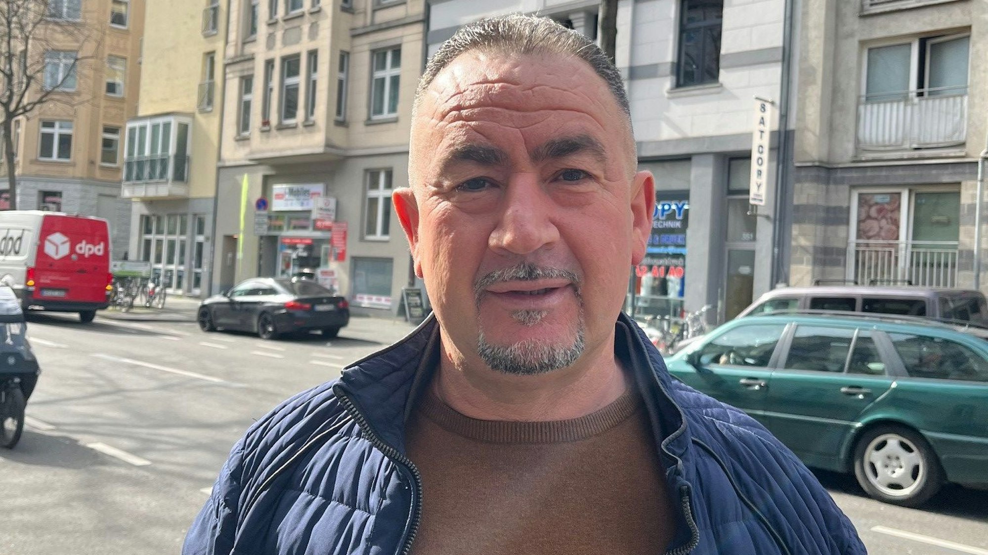 Ibrahim steht an der Neusser Straße in Nippes.