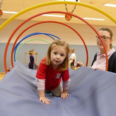 Ein Kind beim Turnen in der Halle.