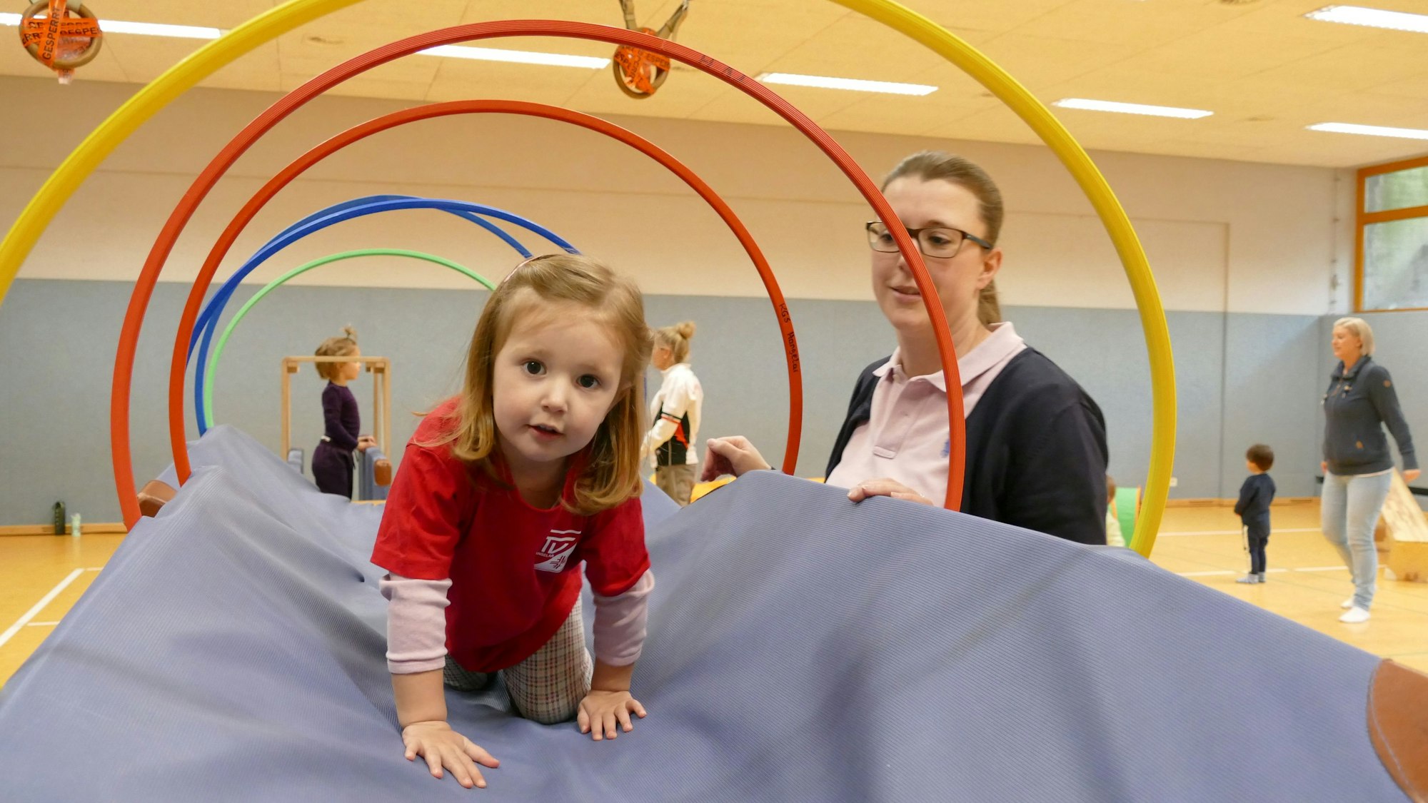 Ein Kind beim Turnen in der Halle.