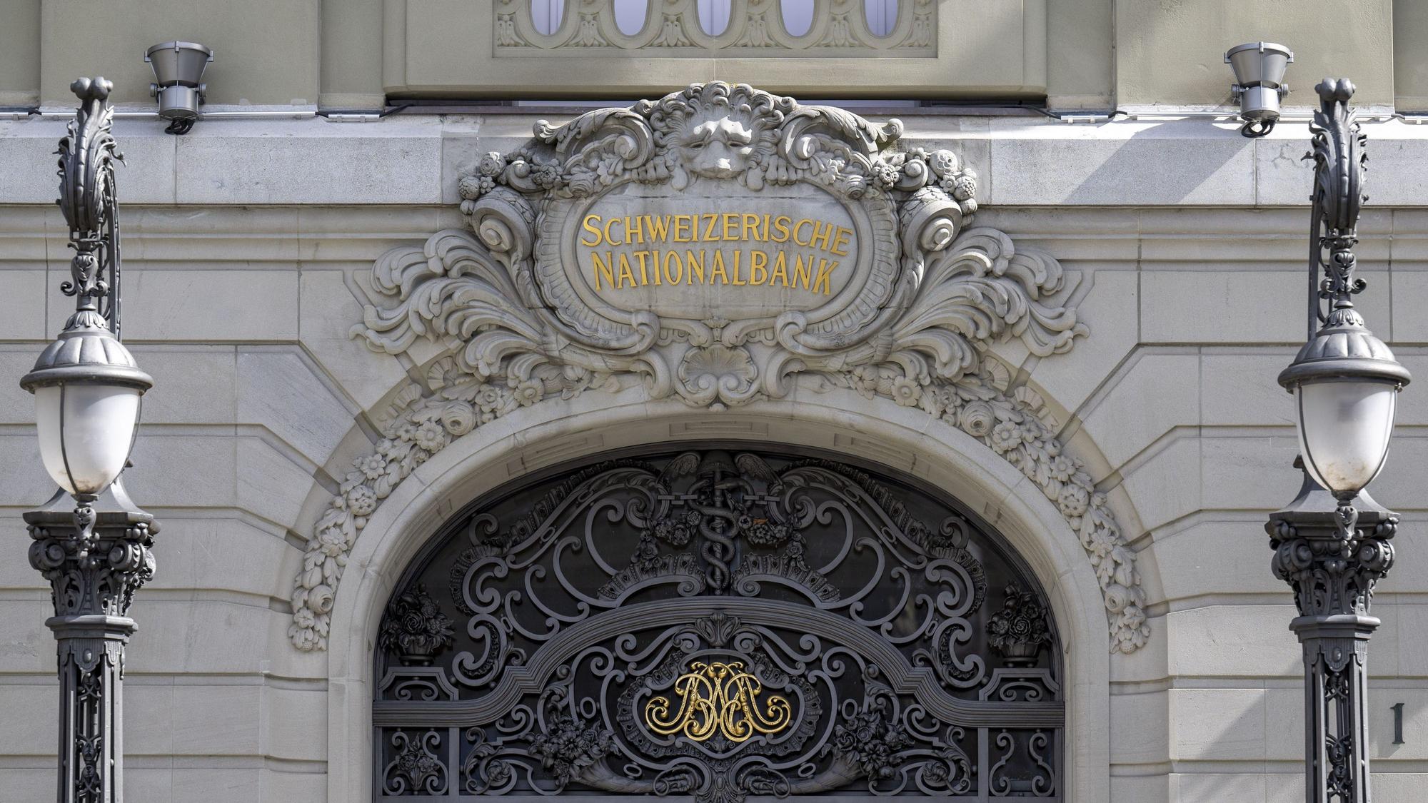 Der Schriftzug der Schweizerischen Nationalbank SNB auf dem Bundesplatz in Bern.