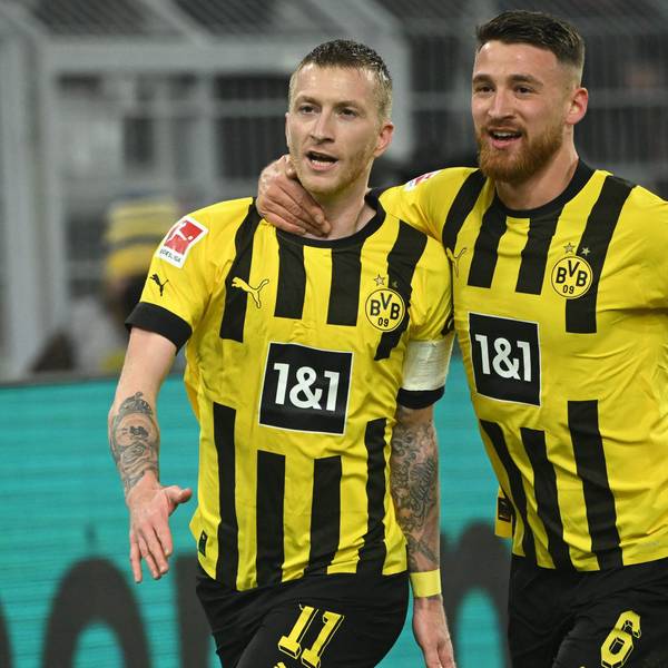Salih Özcan (r.) und Marco Reus feiern einen Treffer für Borussia Dortmund im Heimspiel gegen RB Leipzig am 3. März 2023.