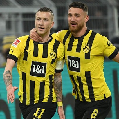 Salih Özcan (r.) und Marco Reus feiern einen Treffer für Borussia Dortmund im Heimspiel gegen RB Leipzig am 3. März 2023.