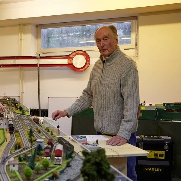 Wernfried Steinitz (vorne) und Hans Rucker lenken die Züge der Modelleisenbahn.