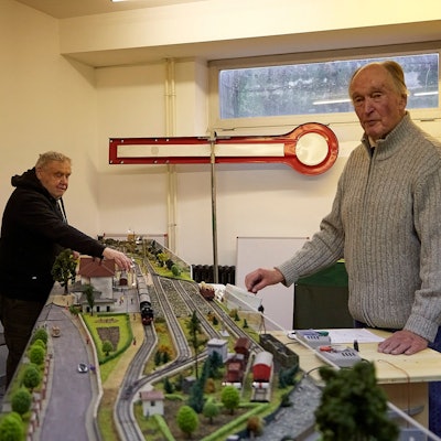 Wernfried Steinitz (vorne) und Hans Rucker lenken die Züge der Modelleisenbahn.