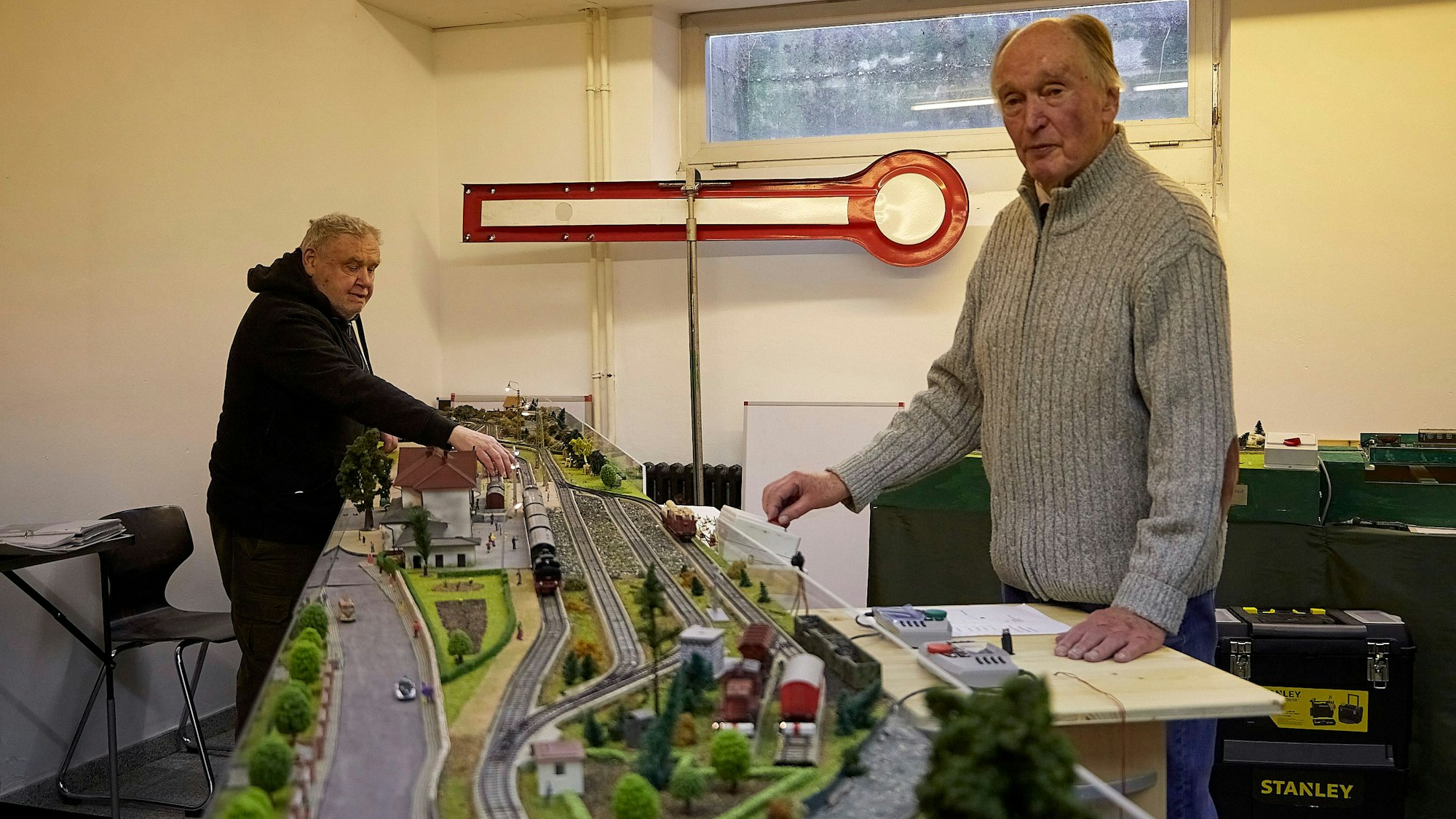 Wernfried Steinitz (vorne) und Hans Rucker lenken die Züge der Modelleisenbahn.