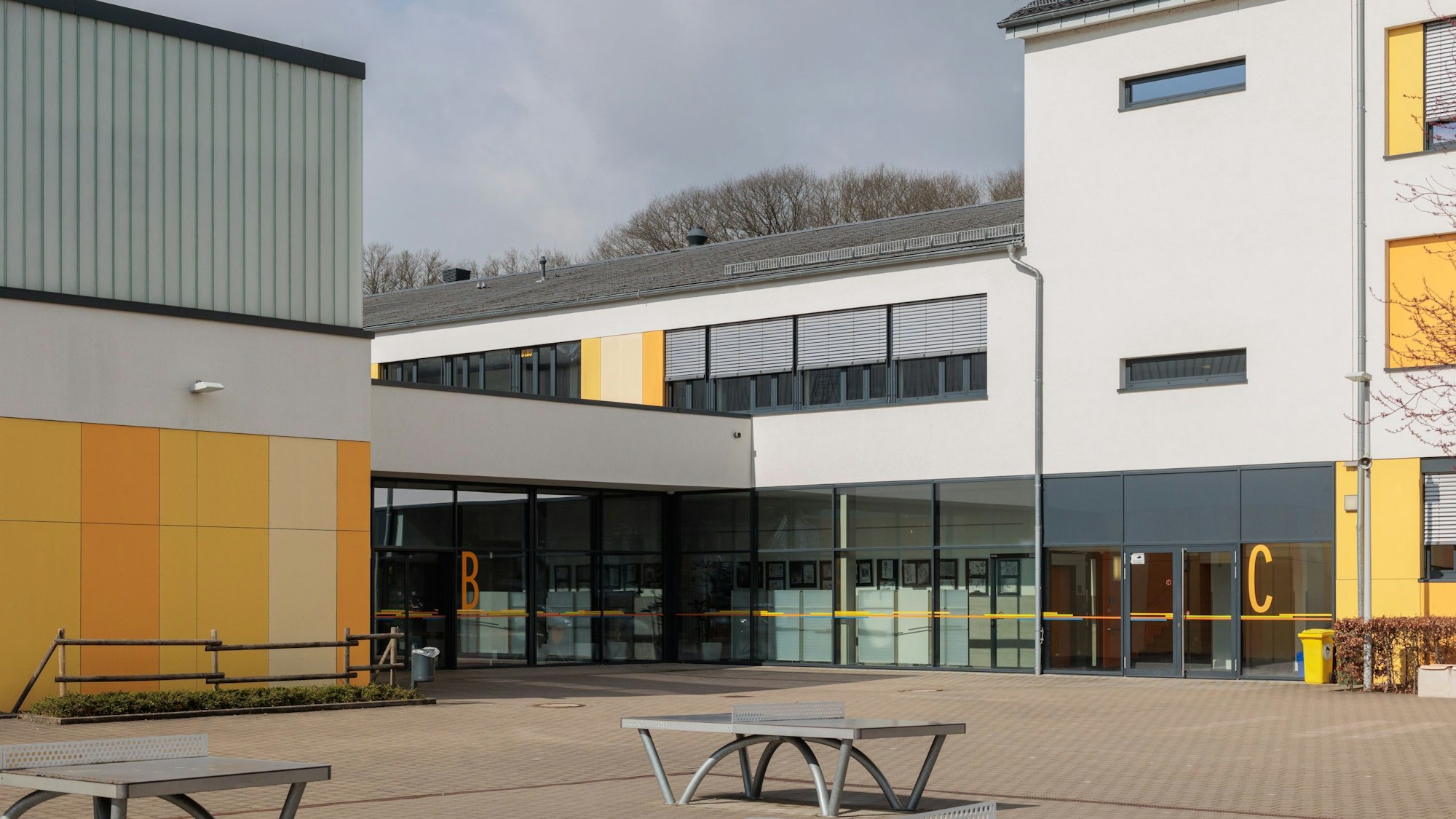 Blick vom Schulhof aus auf die Gebäudeteile B und C des Aggertal-Gymnasiums.