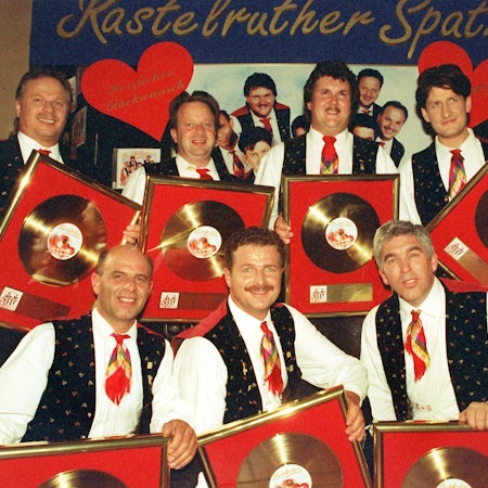 Die Kastelruther Spatzen erhielt nur wenige Monate nach dem mysteriösen Tod von Karlheinz Gross Goldene Schallplatten für das Album „Herzschlag für Herzschlag“.
