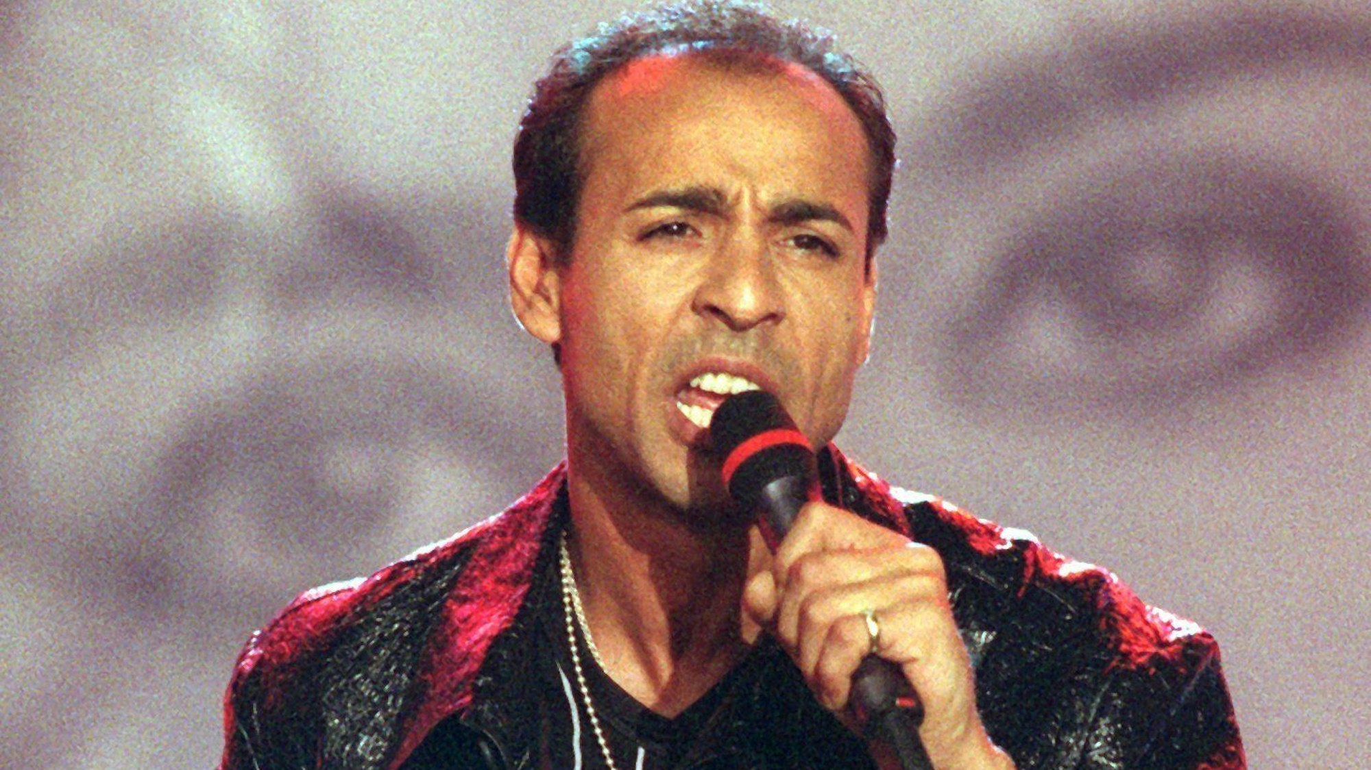 Schlagersänger Ibo singt.