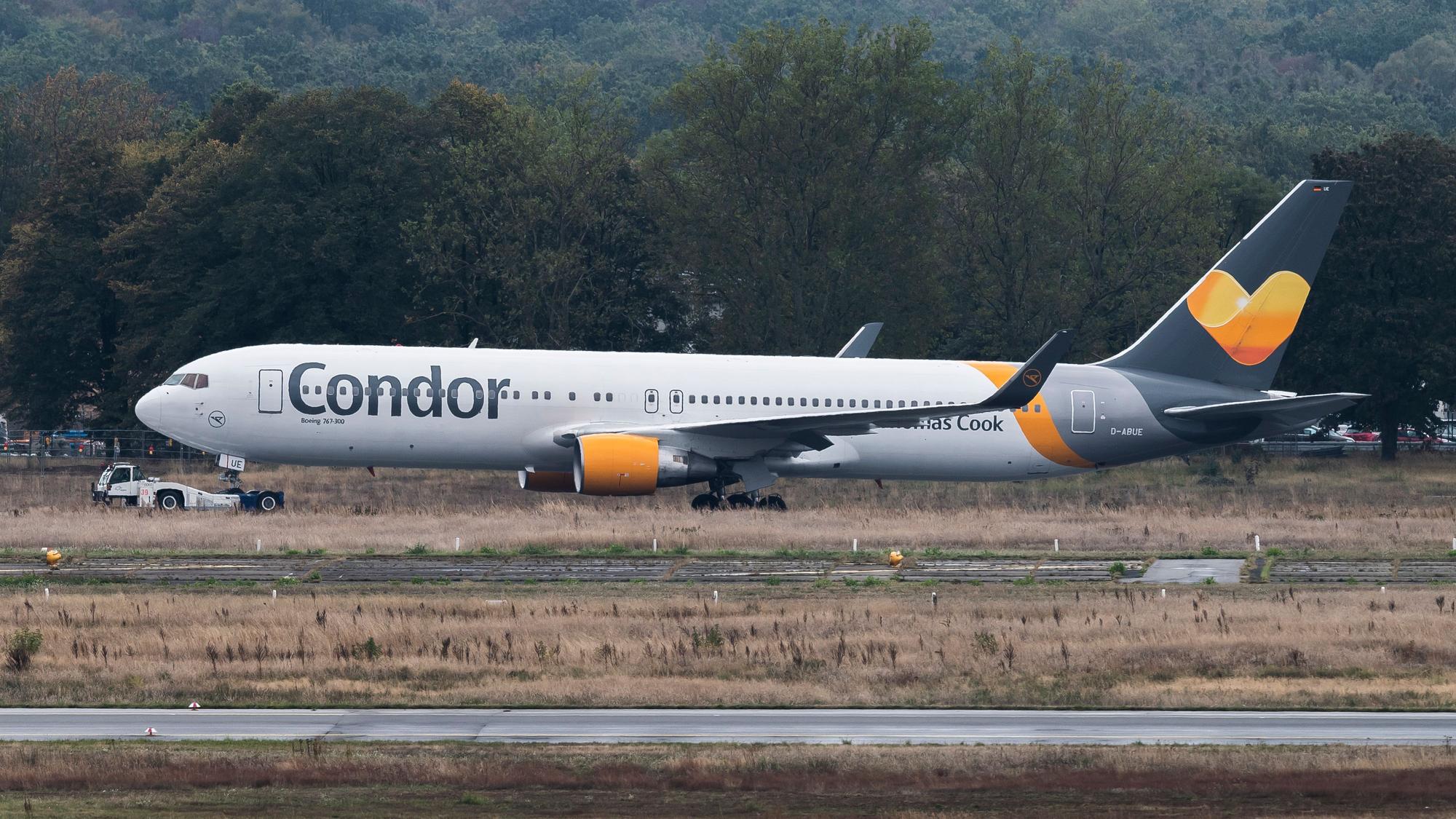 Eine Boeing 767 der Fluggesellschaft Condor am Flughafen Frankfurt am Main auf dem Rollfeld. (Symbolbild)