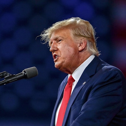 Donald Trump im Profil spricht in ein Mikro.