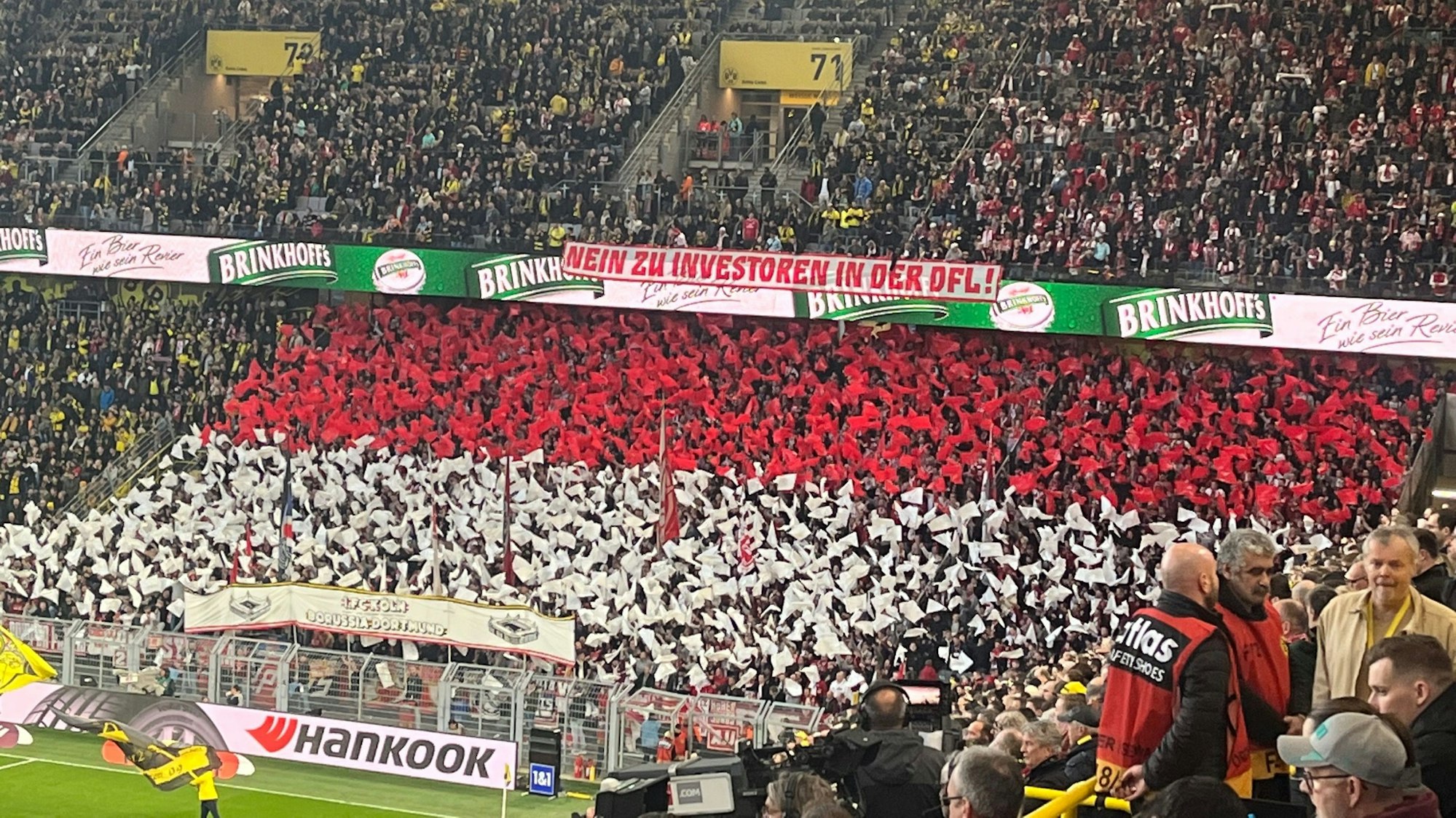 Gästeblock Borussia Dortmund gegen 1. FC Köln