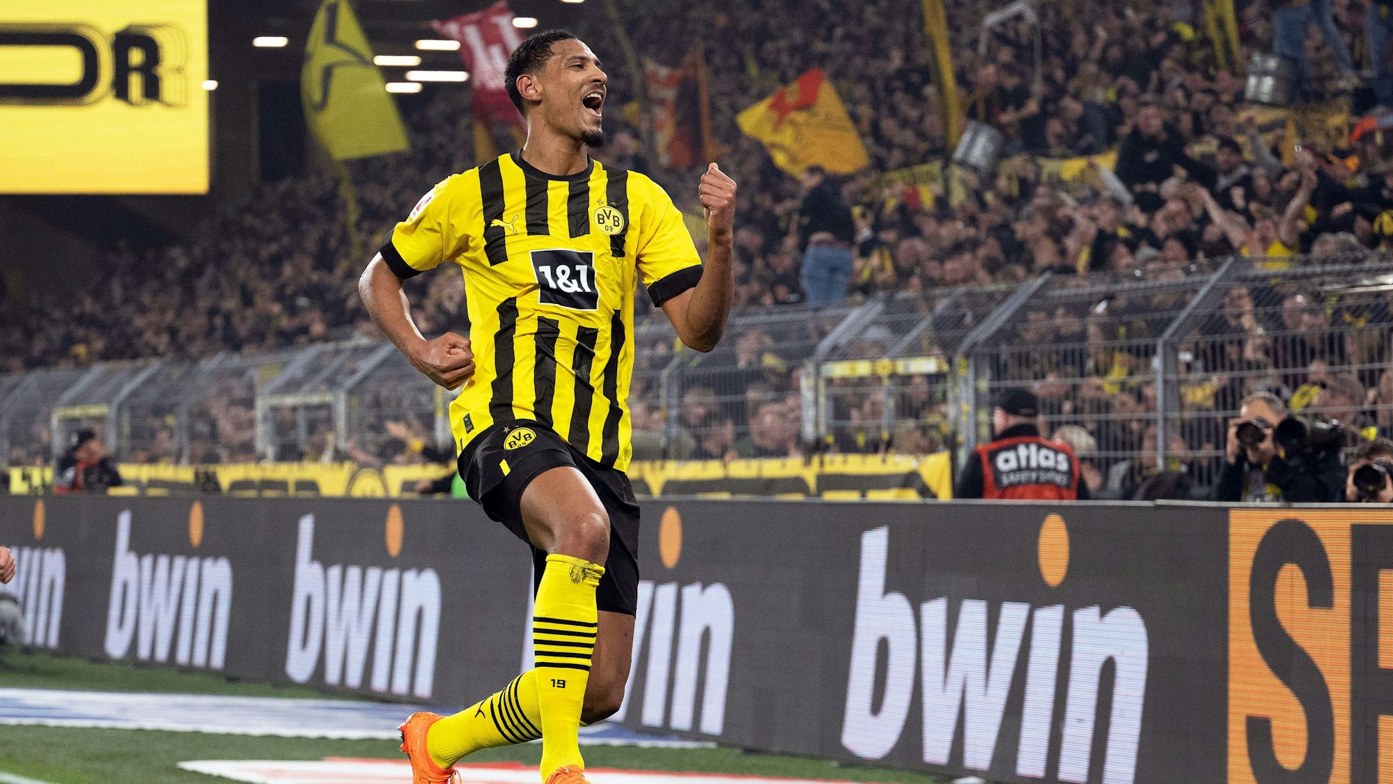 Sebastien Haller bejubelt seinen Treffer zum 5:1.