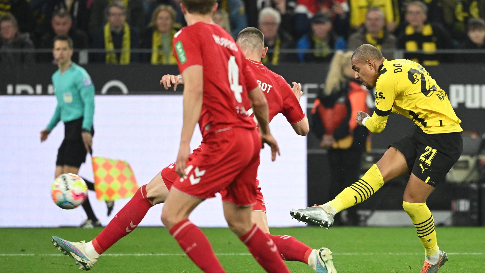 Donyell Malen zieht ab, Chabot kommt nicht in den Zweikampf.