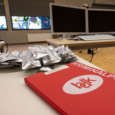 Wattestäbchen für Speichelproben liegen auf einem Tisch. Die Kölner Polizei startet die DNA-Reihenuntersuchung im ungeklärten Mordfall Seckin Caglar.