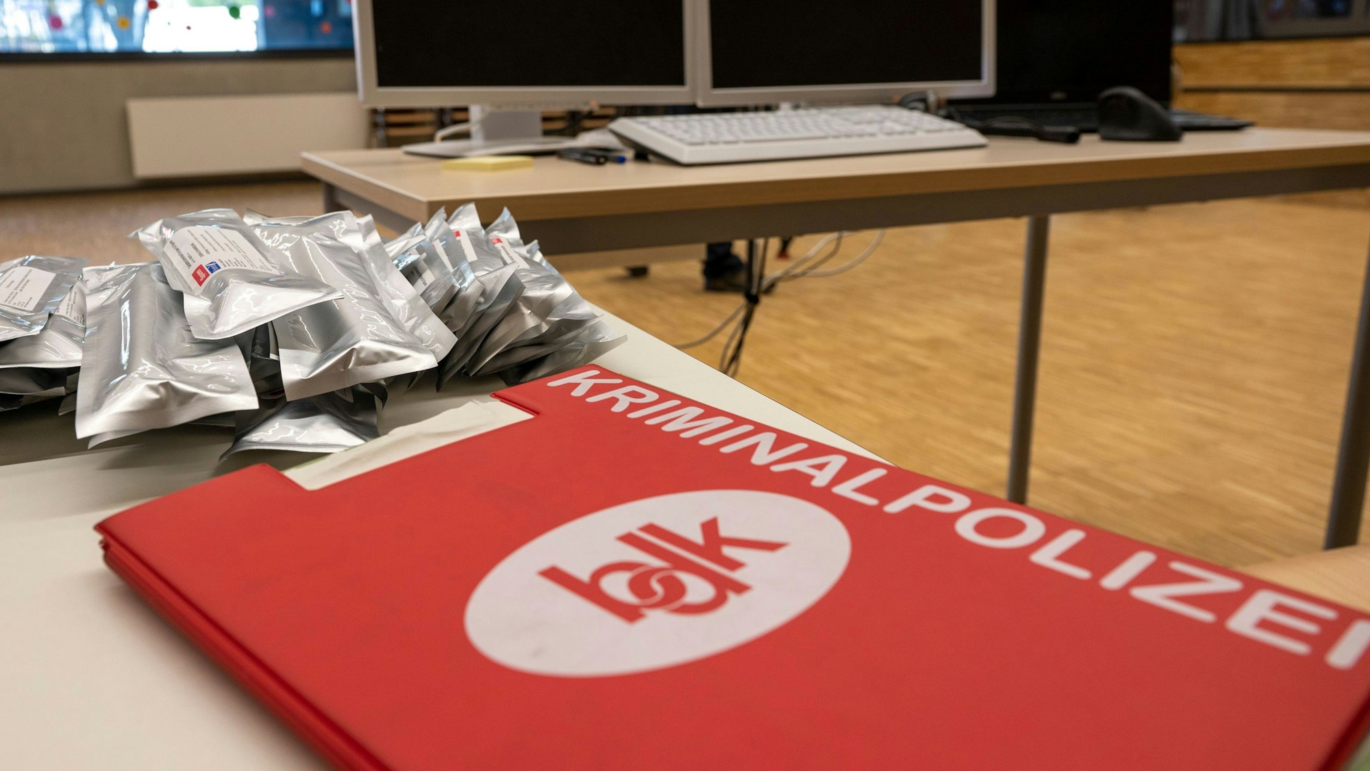 Wattestäbchen für Speichelproben liegen auf einem Tisch. Die Kölner Polizei startet die DNA-Reihenuntersuchung im ungeklärten Mordfall Seckin Caglar.