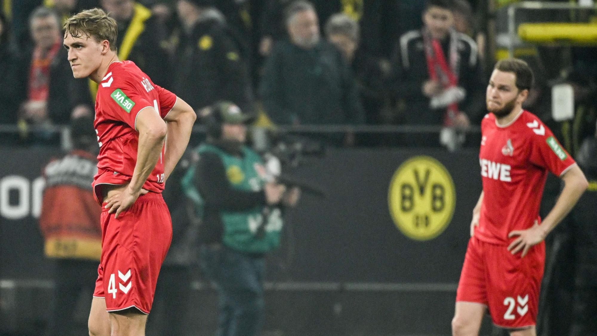 Hübers und Schmitz stehen mit leeren Blicken und Händen in den Hüften nach dem Spiel auf dem Platz