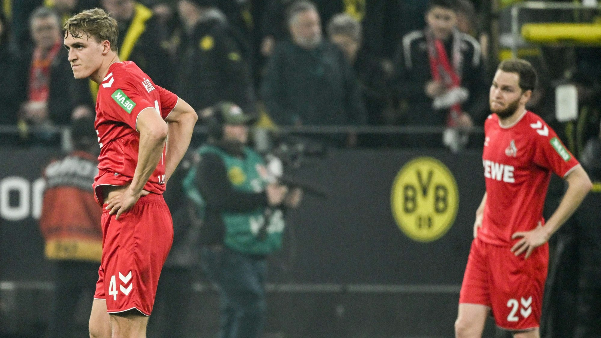 Hübers und Schmitz stehen mit leeren Blicken und Händen in den Hüften nach dem Spiel auf dem Platz