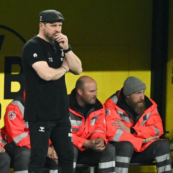 Kölns Trainer Steffen Baumgart (M.) wirkt nachdenklich während der 1:6-Niederlage bei Borussia Dortmund.