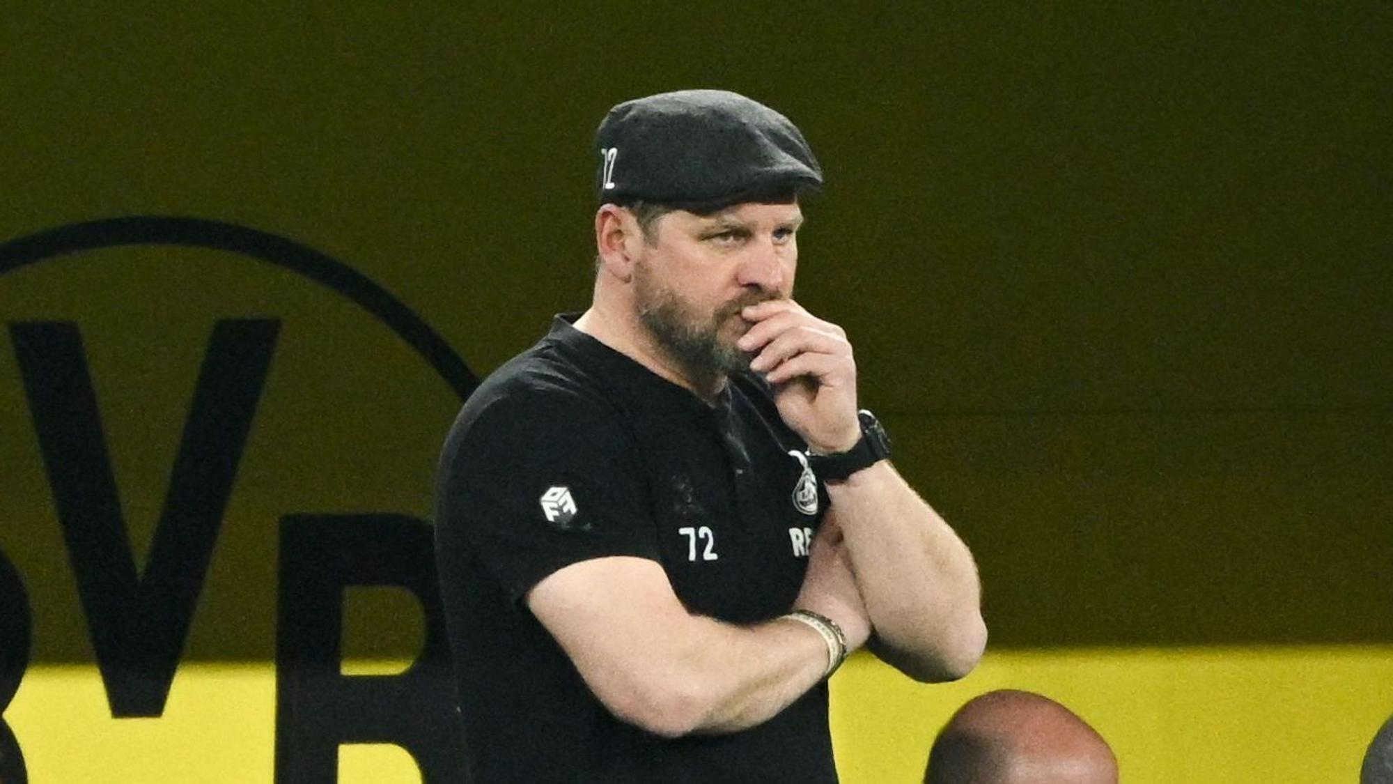 Kölns Trainer Steffen Baumgart (M.) wirkt nachdenklich während der 1:6-Niederlage bei Borussia Dortmund.