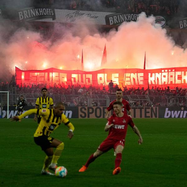 Kölner Fans zünden Pyrotechnik im Gästeblock.