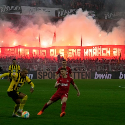 Kölner Fans zünden Pyrotechnik im Gästeblock.
