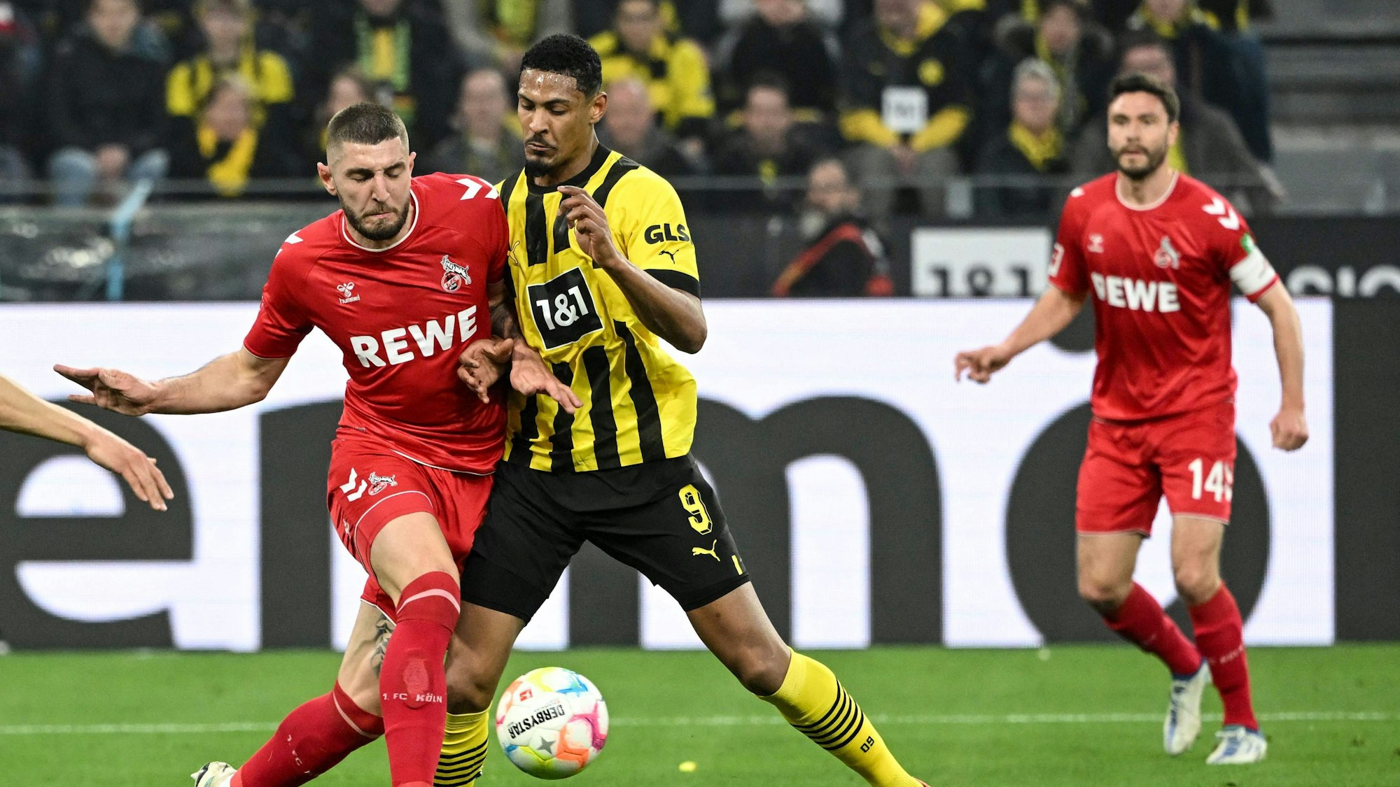 Julian Chabot (.) bekam Dortmunds Sebastien Haller nicht in den Griff.