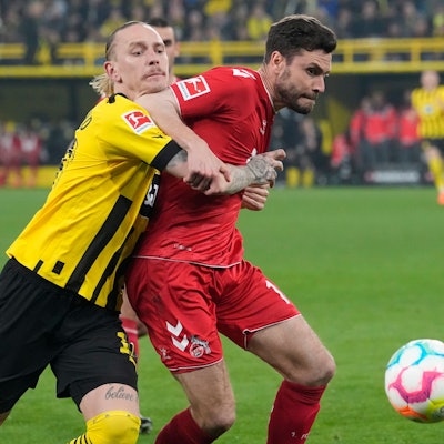 Hector schirmt gegen Wolf den Ball ab
