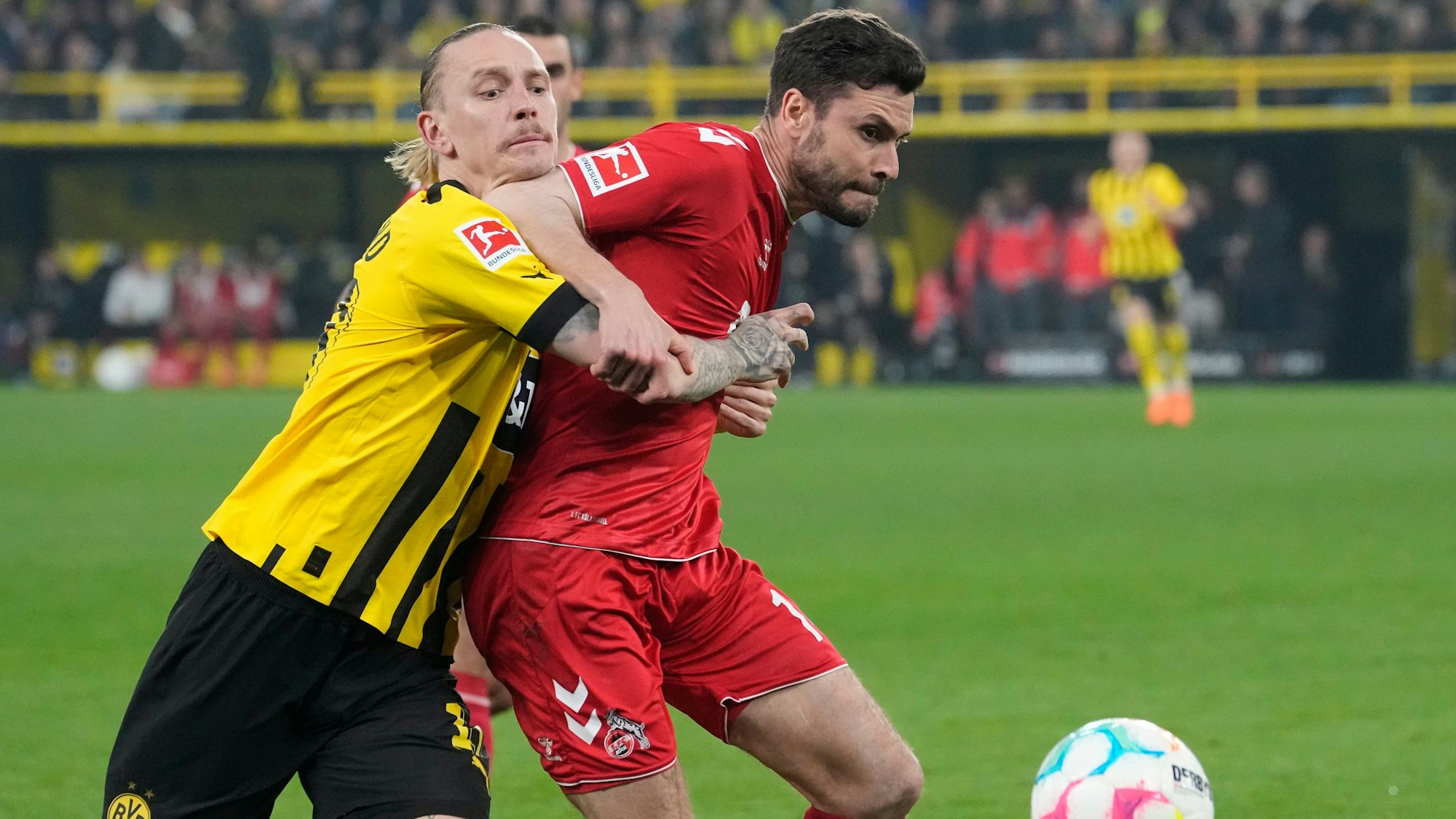 Hector schirmt gegen Wolf den Ball ab