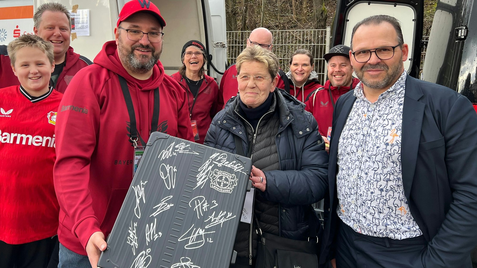 Koffer mit Unterschriften von Bayer 04-Profis bei Sammelaktion der Tafel zu gewinnen