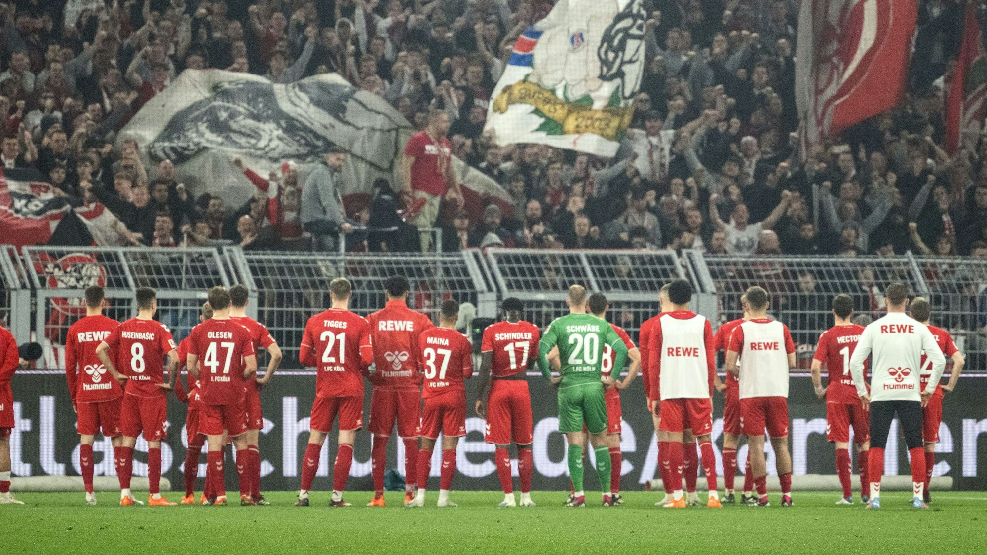 Die Kölner Mannschaft stellt sich nach dem 1:6-Debakel bei Borussia Dortmund den mitgereisten Fans.