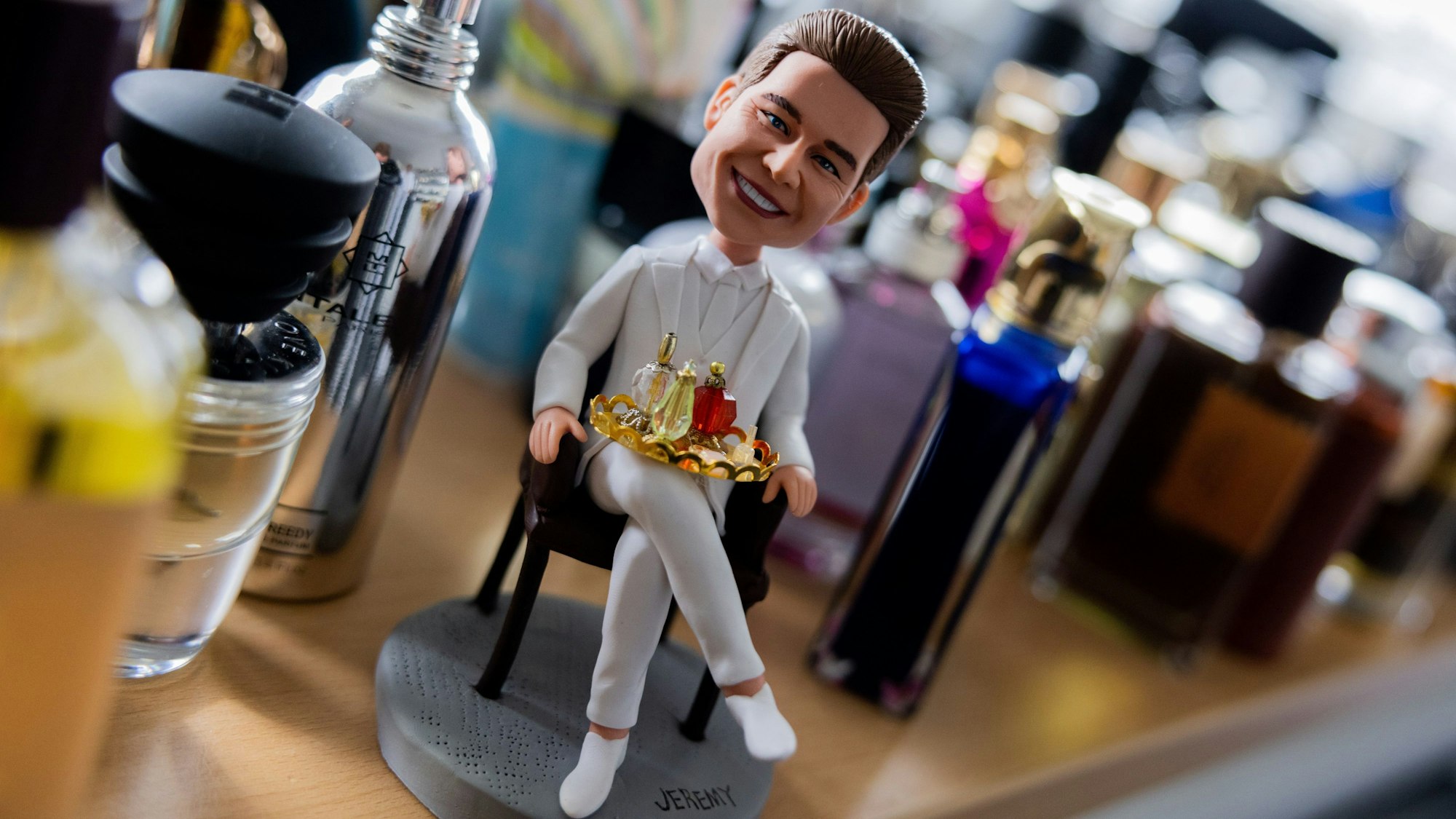 Parfumflaschen stehen auf einem Tisch.