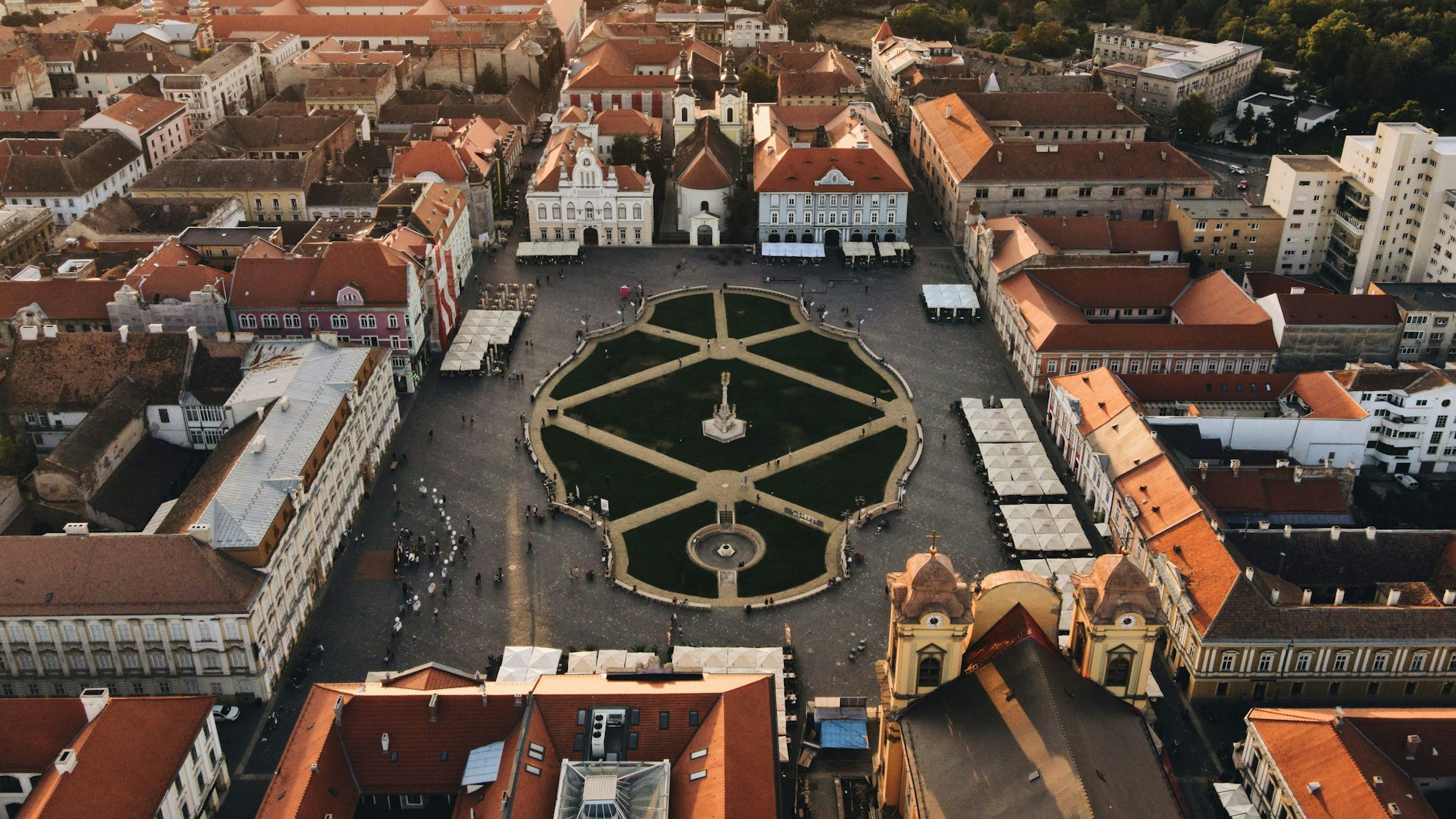 Blick von oben auf den Unionsplatz im westrumänischen Timișoara.