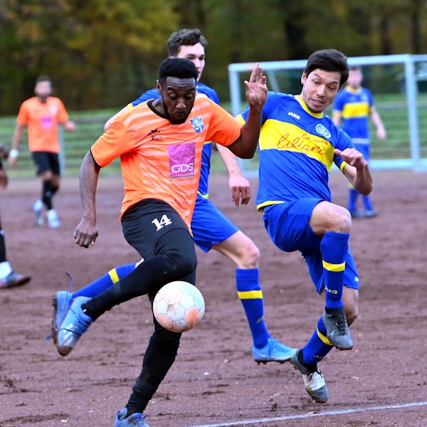 Fußball
FRC Leverkusen - SC West
links: Narciel Mbuku (Leverk)
rechts: Eiki Nikaido (West)
Foto: Uli Herhaus