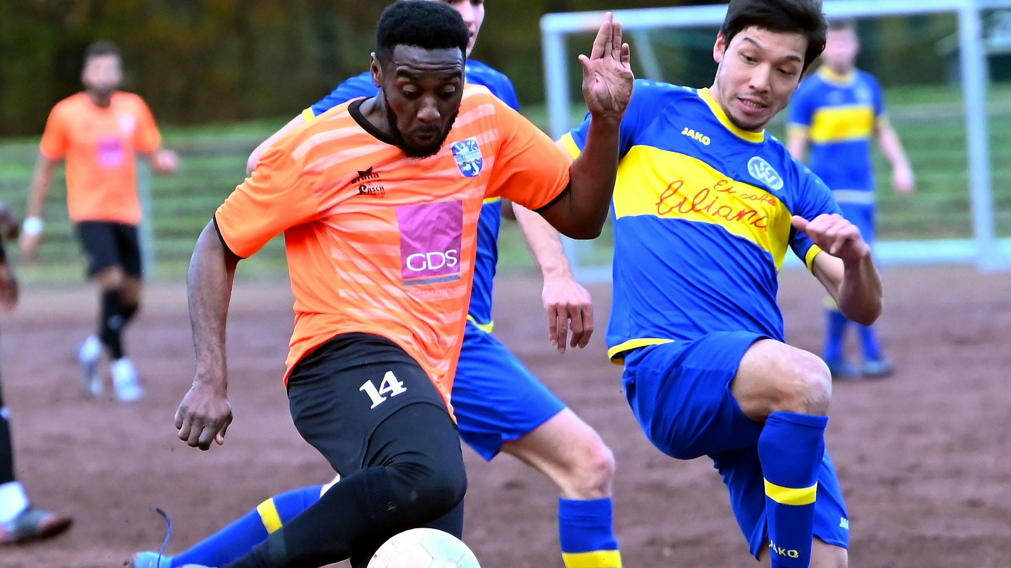 Fußball
FRC Leverkusen - SC West
links: Narciel Mbuku (Leverk)
rechts: Eiki Nikaido (West)
Foto: Uli Herhaus