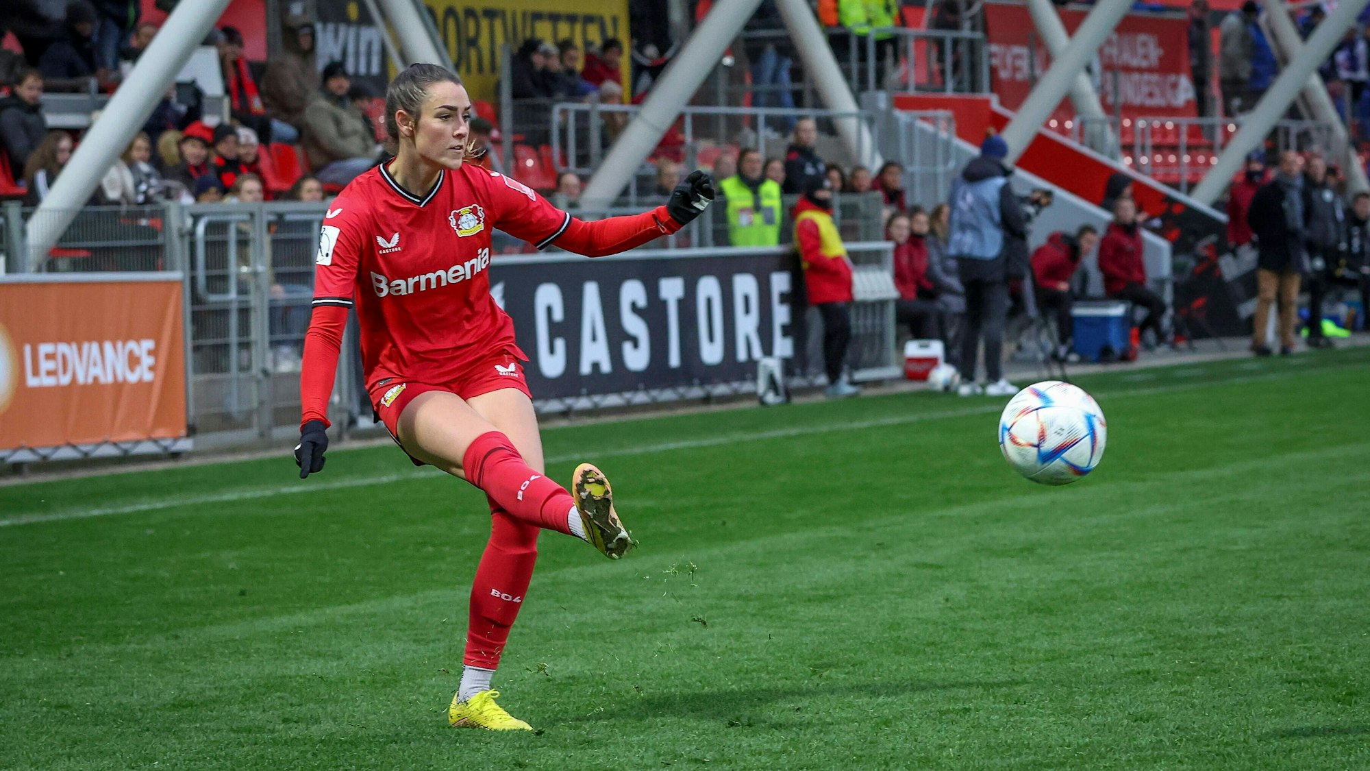1. Frauen-Bundesliga Leverkusen vs. Potsdam, 04.12.2022 Selina Ostermeier 2, Bayer 04 Leverkusen waehrend der Begegnung Bayer 04 Leverkusen gegen FFC Turbine Potsdam an Spieltag 9 der Flyeralarm Frauen-Fussball-Bundesliga am 04.12.2022 im Ulrich-Haberland-Stadion in Leverkusen Nordrhein-Westfalen. DFL REGULATIONS PROHIBIT ANY USE OF PHOTOGRAPHS AS IMAGE SEQUENCES AND/OR QUASI-VIDEO. *** 1 Women Bundesliga Leverkusen vs Potsdam, 04 12 2022 Selina Ostermeier 2, Bayer 04 Leverkusen during the match Bayer 04 Leverkusen vs FFC Turbine Potsdam on matchday 9 of the Flyeralarm Womens Bundesliga on 04 12 2022 at Ulrich Haberland Stadium in Leverkusen North Rhine Westphalia DFL REGULATIONS PROHIBIT ANY USE OF PHOTOGRAPHS AS IMAGE SEQUENCES AND OR QUASI VIDEO Copyright: xBEAUTIFULxSPORTS/AxelxKohringx