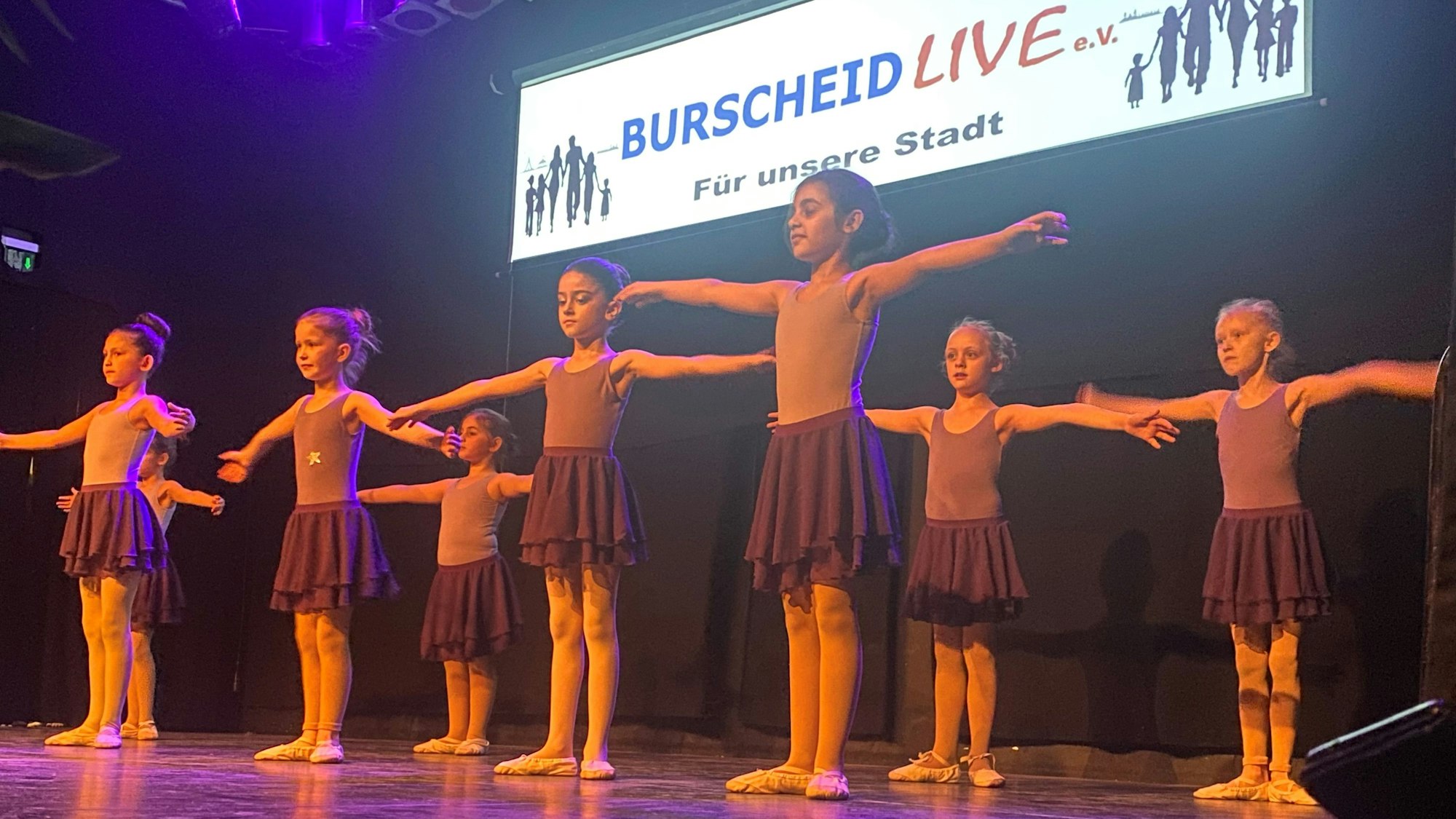 Junge Tanzensembles nutzten die Gelegenheit, das Eingeprobte vor heimischem Publikum zu präsentieren.