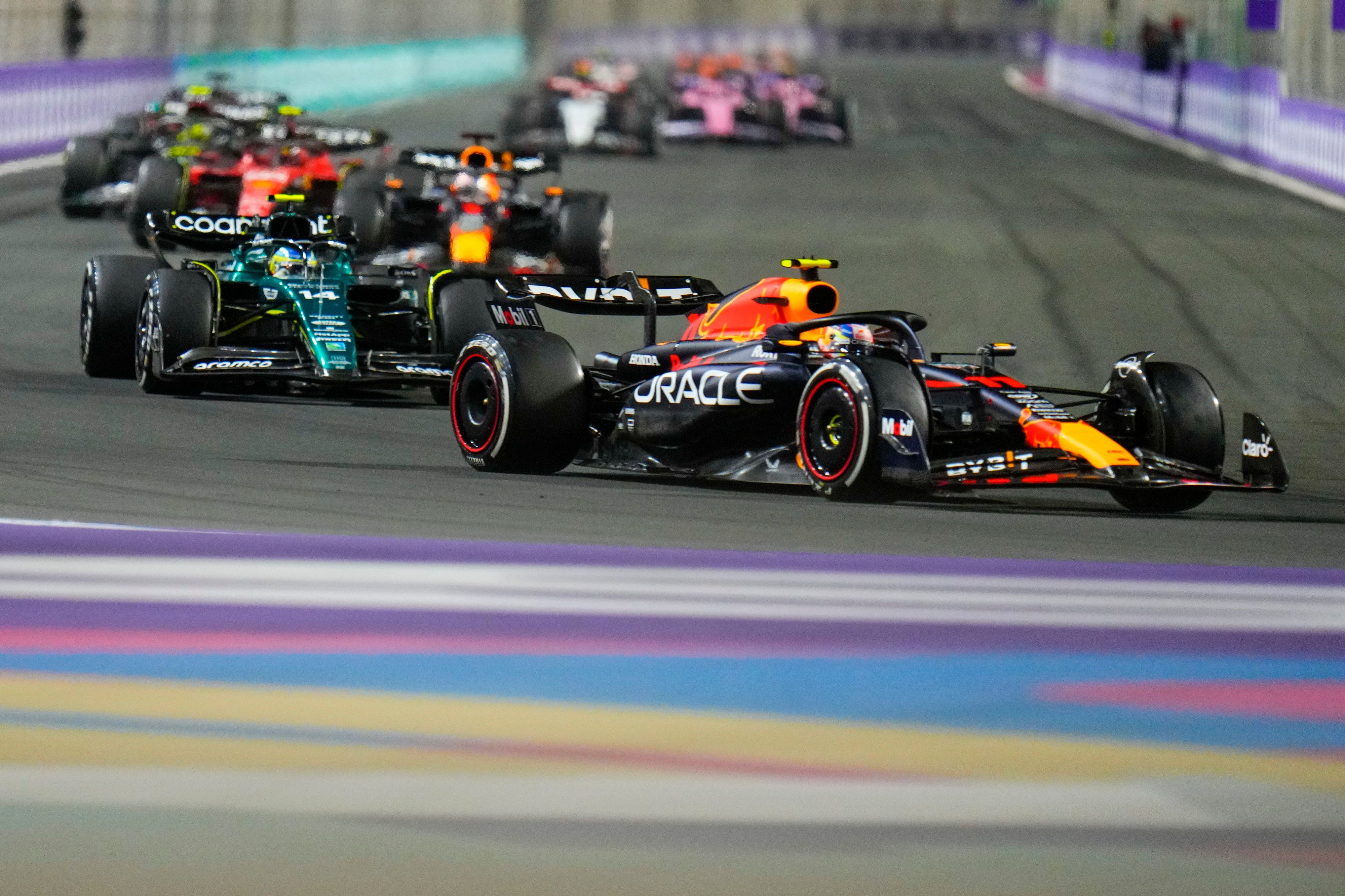 Red-Bull-Pilot Sergio Perez (vorne) hat den Großen Preis von Saudi-Arabien gewonnen.